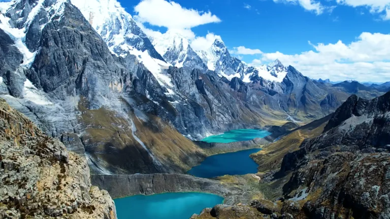 Lagunas con aguas turquesas y nevados de la Cordillera Huayhuash, uno de los principales lugares turísticos de Áncash.