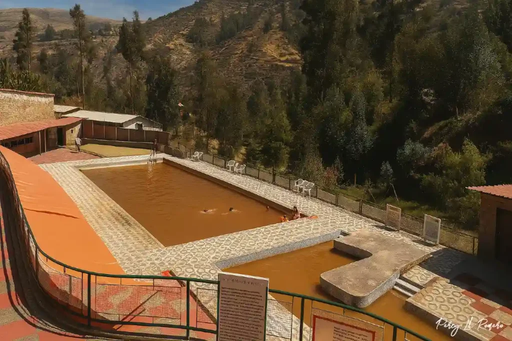 Piscinas de los Baños Termales de Monterrey en Huaraz rodeadas de naturaleza
