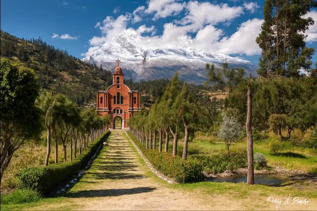 Campo Santo de Yungay con el nevado Huascarán al fondo, lugares turísticos de Áncash