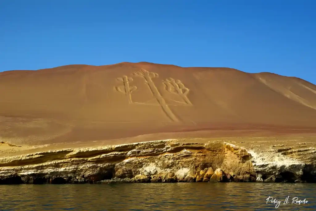 Candelabro de Paracas, uno de los atractivos de la franja costera en Perú