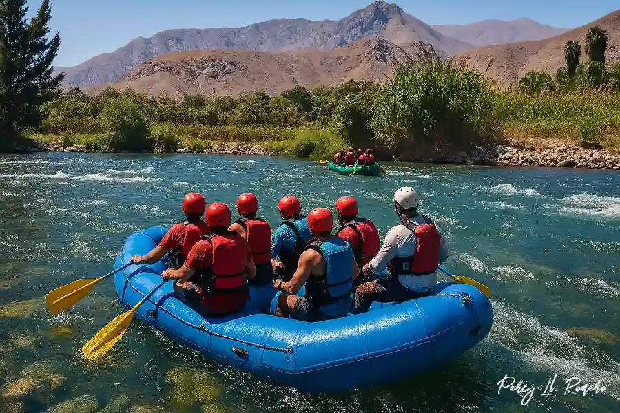 Turistas practicando canotaje en el río Cañete Lunahuaná, disfrutando de la adrenalina en aguas rápidas rodeados de naturaleza y montañas.