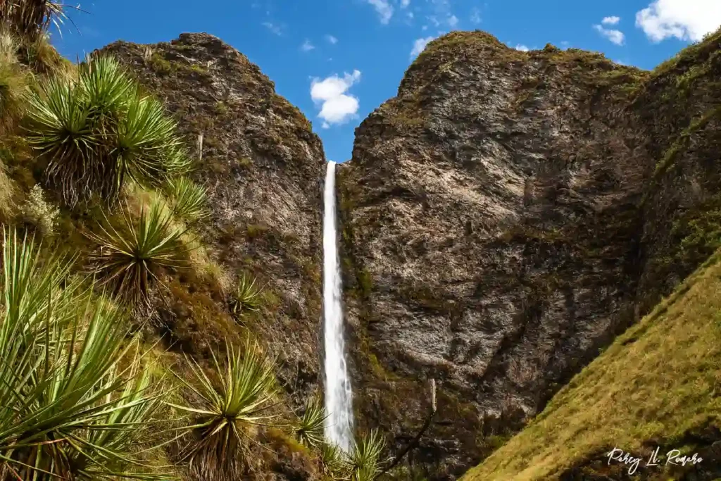 Catarata Huambavalle descendiendo entre formaciones rocosas en medio de la naturaleza.