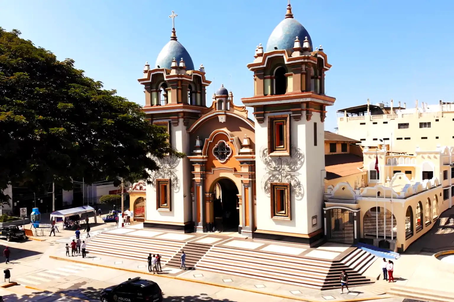 Catedral de Tumbes en la Plaza de Armas, costa norte del Perú.