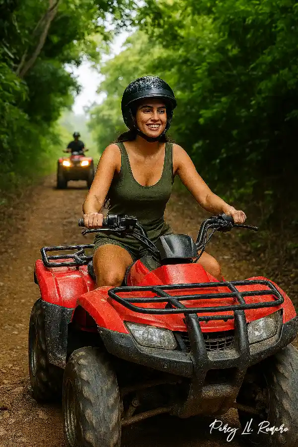 Joven disfrutando de un recorrido en cuatrimoto por un sendero rodeado de naturaleza, como parte de una experiencia de turismo en Cañete, Lunahuaná.