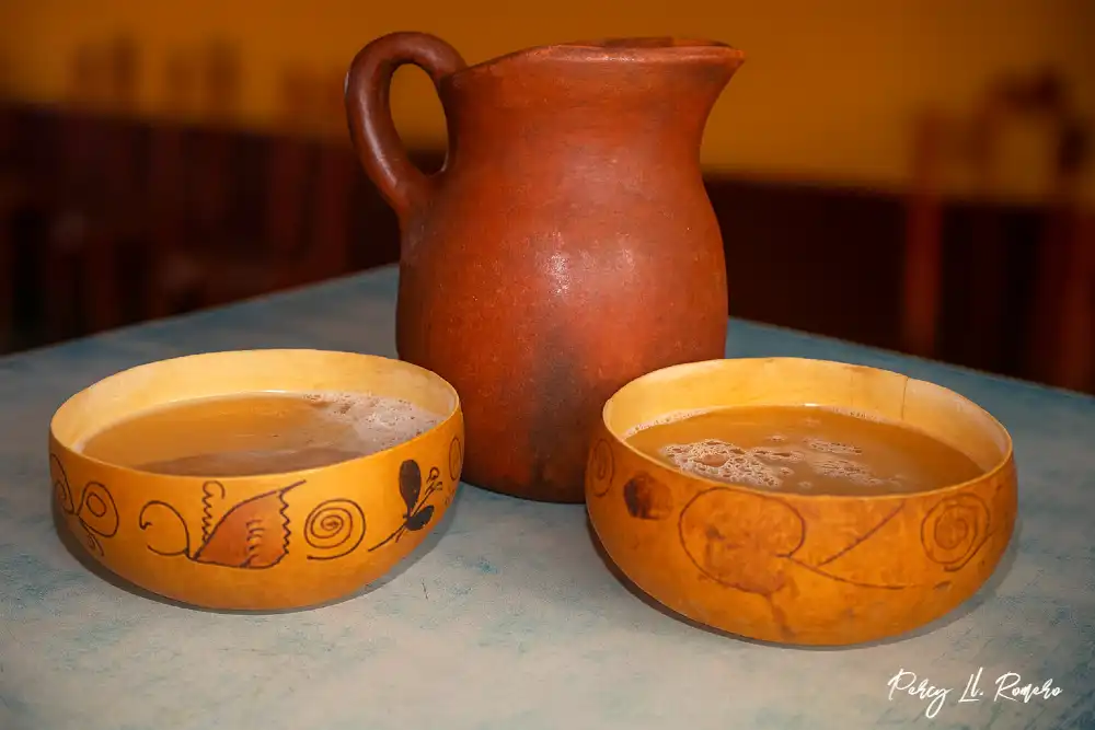 Jarra de chicha de jora y chicha en poto, maneras tradicionales de servir en la sierra peruana
