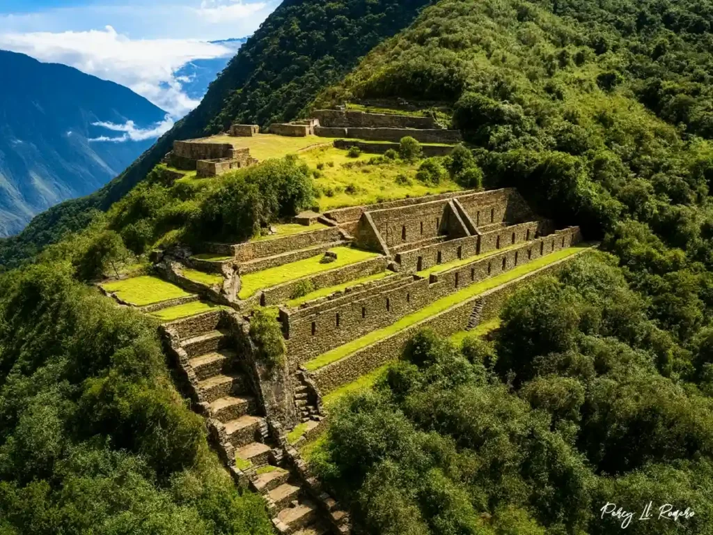 Choquequirao en Cusco es uno de los sitios turísticos de la sierra del Perú rodeado de montañas y valles