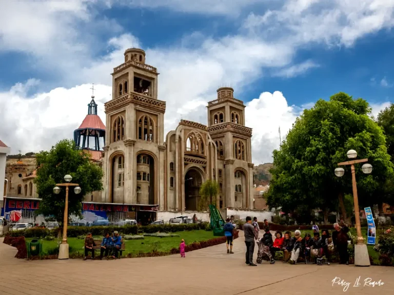 Vista de la plaza de armas de huaraz de huaraz, uno de los lugares turísticos de Huaraz