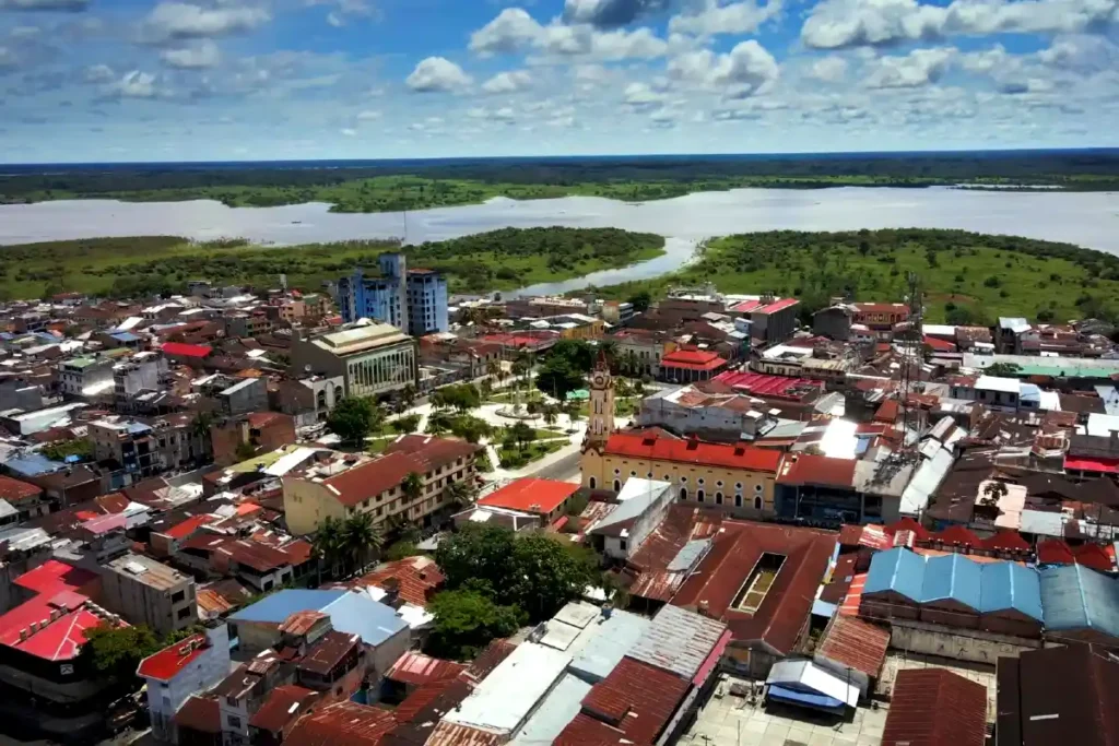 Vista panorámica de la ciudad de Iquitos con el río Amazonas al fondo, destacando su arquitectura y entorno selvático.