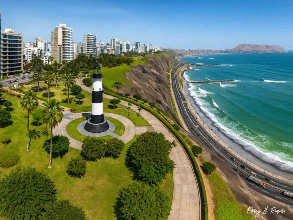 Vista aérea de la Costa Verde en Lima, con acantilados y playas como parte de los lugares típicos de la costa peruana.