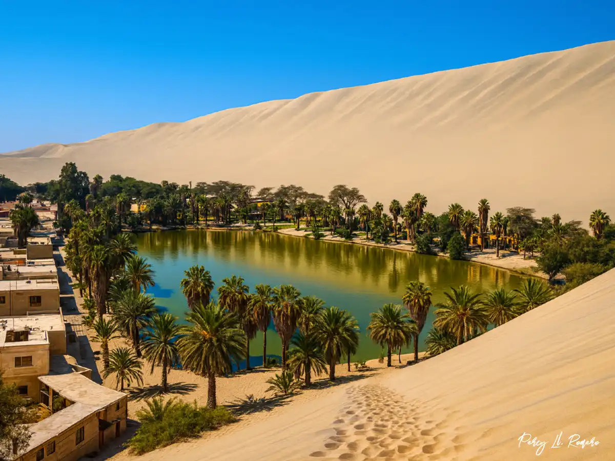Vista panorámica de la laguna Huacachina, paisaje de Ica, lugares turísticos de la costa peruana