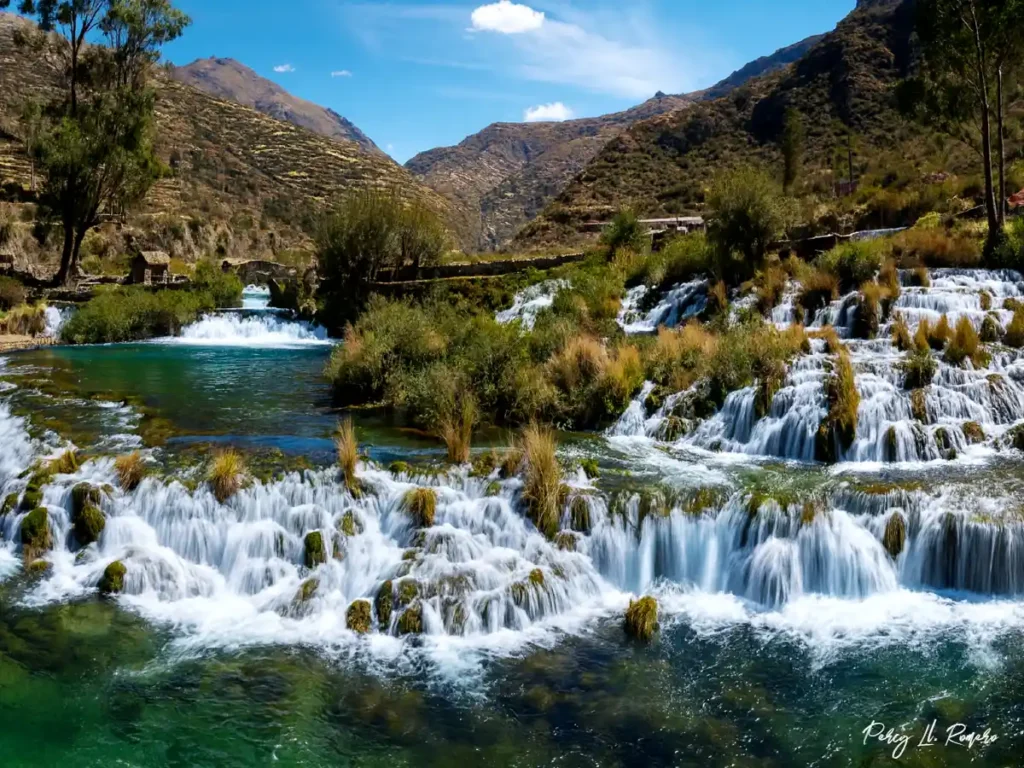 Huancaya en la Reserva Paisajística Nor Yauyos-Cochas es uno de los paisajes turísticos de la sierra peruana rodeado de cascadas y lagunas
