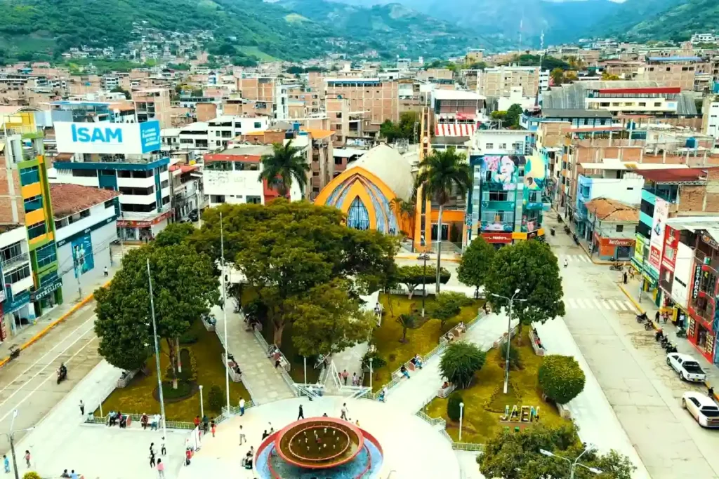 Vista panorámica de Jaén con su Plaza de Armas, zonas verdes, arquitectura moderna y montañas al fondo, en Cajamarca, Perú.
