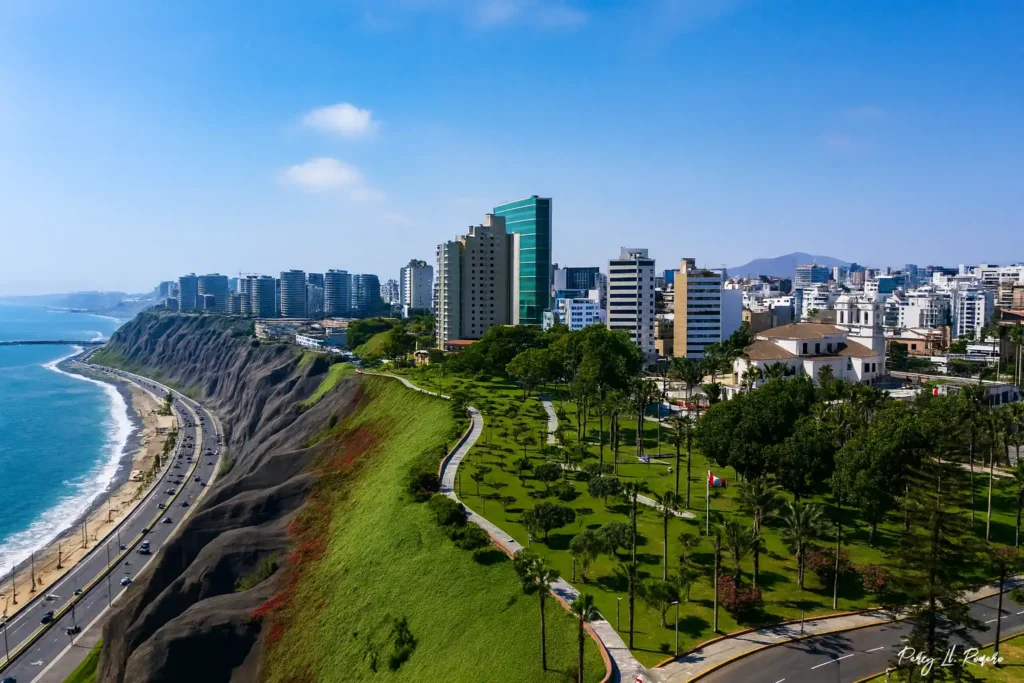 Vista aérea de la Costa Verde en Lima, uno de los lugares turísticos de la costa peruana