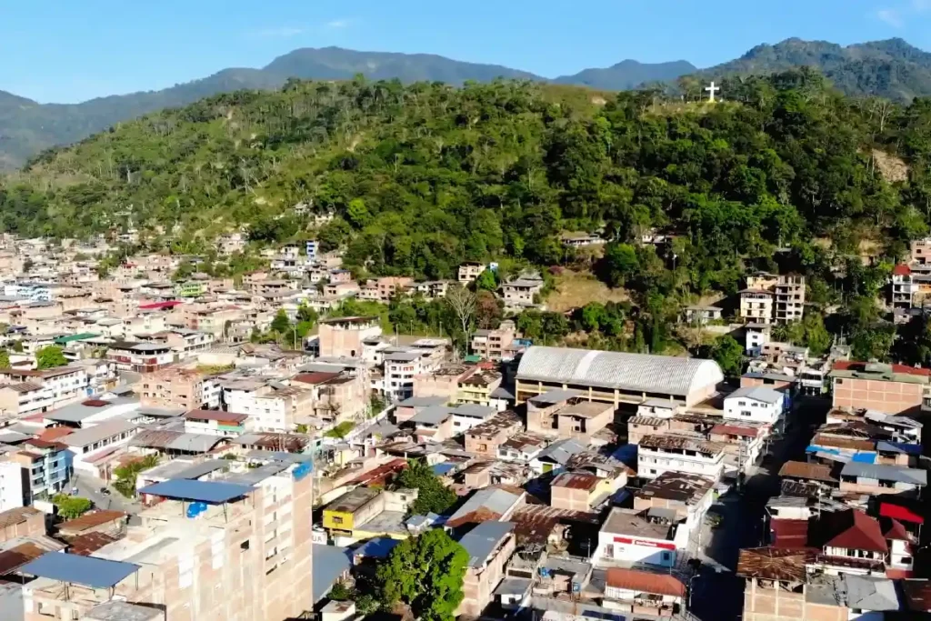 Vista aérea de La Merced con su área urbana rodeada de frondosa vegetación de la selva central y montañas en Junín, Perú.