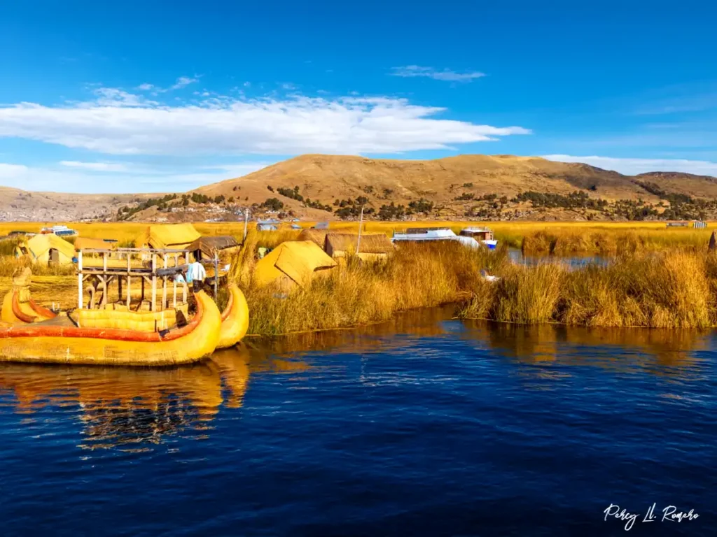 El lago Titicaca en Puno es uno de los sitios turísticos de la sierra del Perú famoso por sus islas flotantes de totora