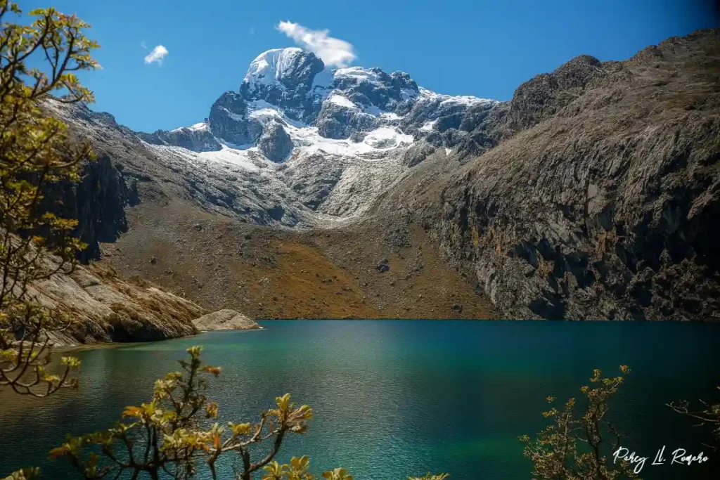 laguna de aguas turquesas rodeada de montañas rocosas en la Cordillera Blanca, uno de los destinos turísticos de Huaraz.