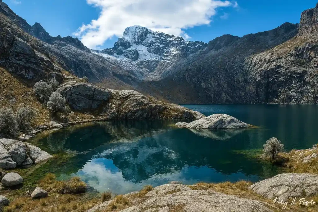 Vista panorámica de la Laguna Churup, un destino emblemático de Huaraz y uno de los lugares turísticos de Áncash