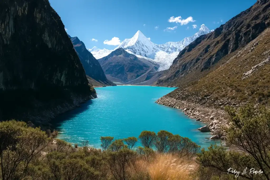 Laguna de Parón rodeada de nevados en Caraz, Áncash