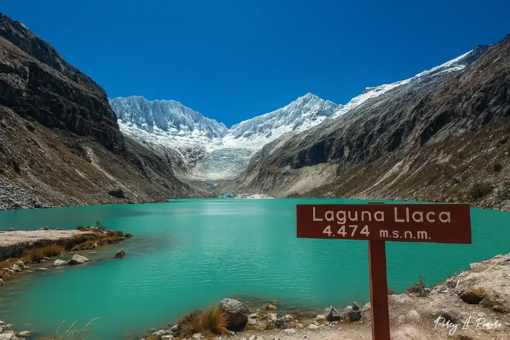 Laguna Llaca en Huaraz con aguas turquesas rodeada de nevados y formaciones rocosas