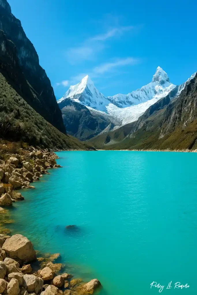 Vista vertical de la laguna Llanganuco con aguas turquesas y nevados de la Cordillera Blanca al fondo.