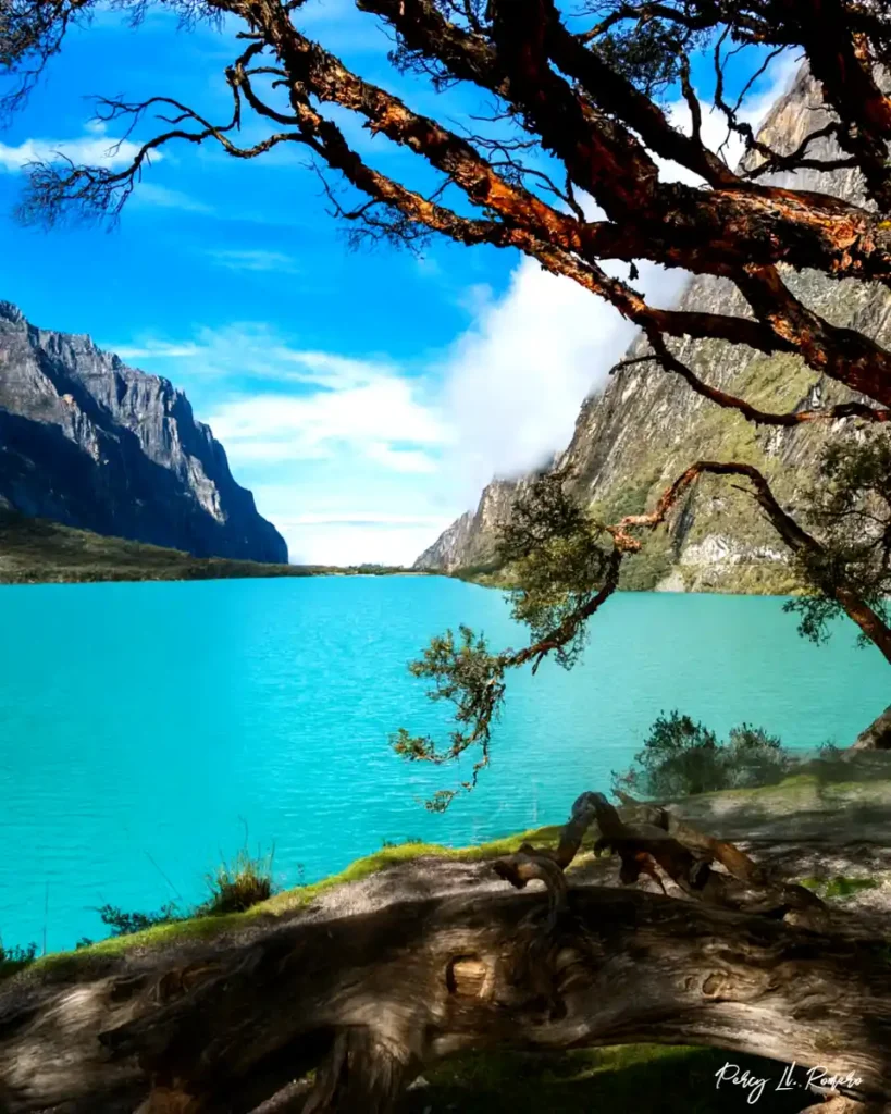 La laguna de Llanganuco en Yungay es uno de los lugares bonitos de la sierra peruana con aguas turquesas a los pies de nevados