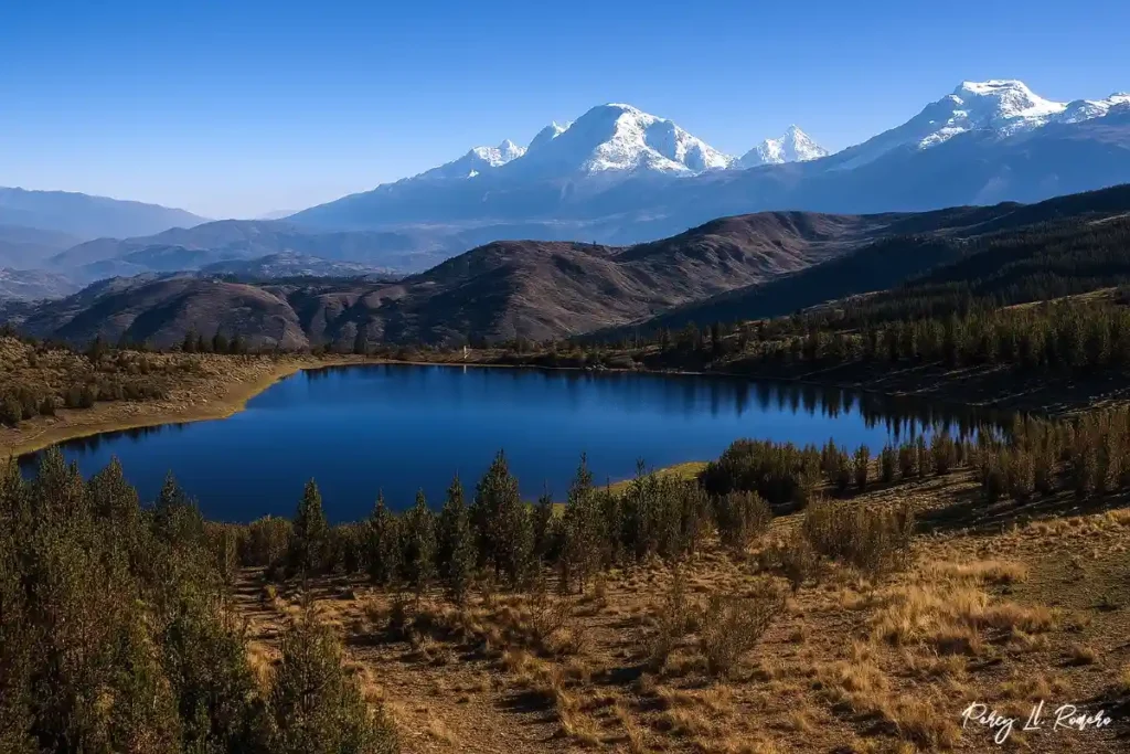 Laguna Radían en Huaraz rodeada de montañas y vegetación altoandina