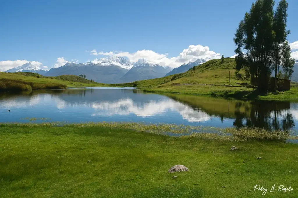 Laguna Wilcacocha en Huaraz con reflejo de los nevados en el agua tranquila