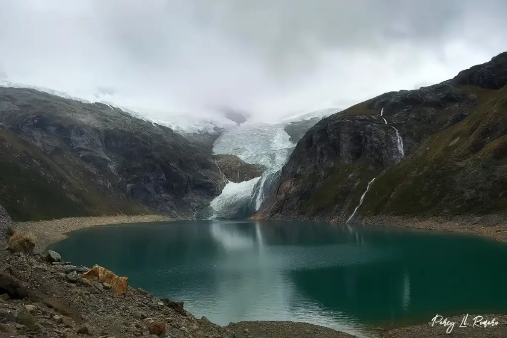 Laguna Rajucolta en Huaraz con aguas tranquilas y fondo de nevado glaciar, turismo en Huaraz