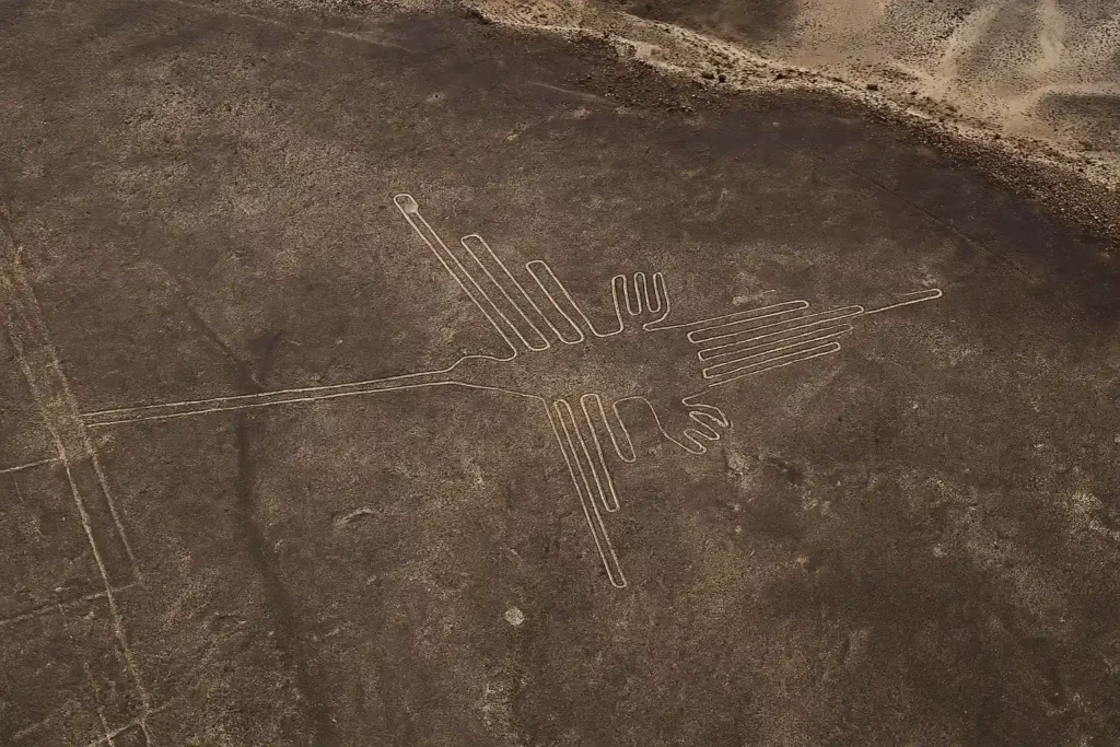 Vista aérea de las Líneas de Nazca, geoglifos precolombinos en el desierto de Ica, representando el turismo en Perú.