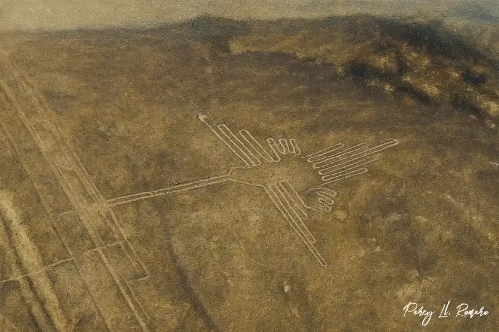 Imagen aérea de las Líneas de Nasca, destacando la figura del colibrí, uno de los lugares turísticos de Ica más enigmáticos.