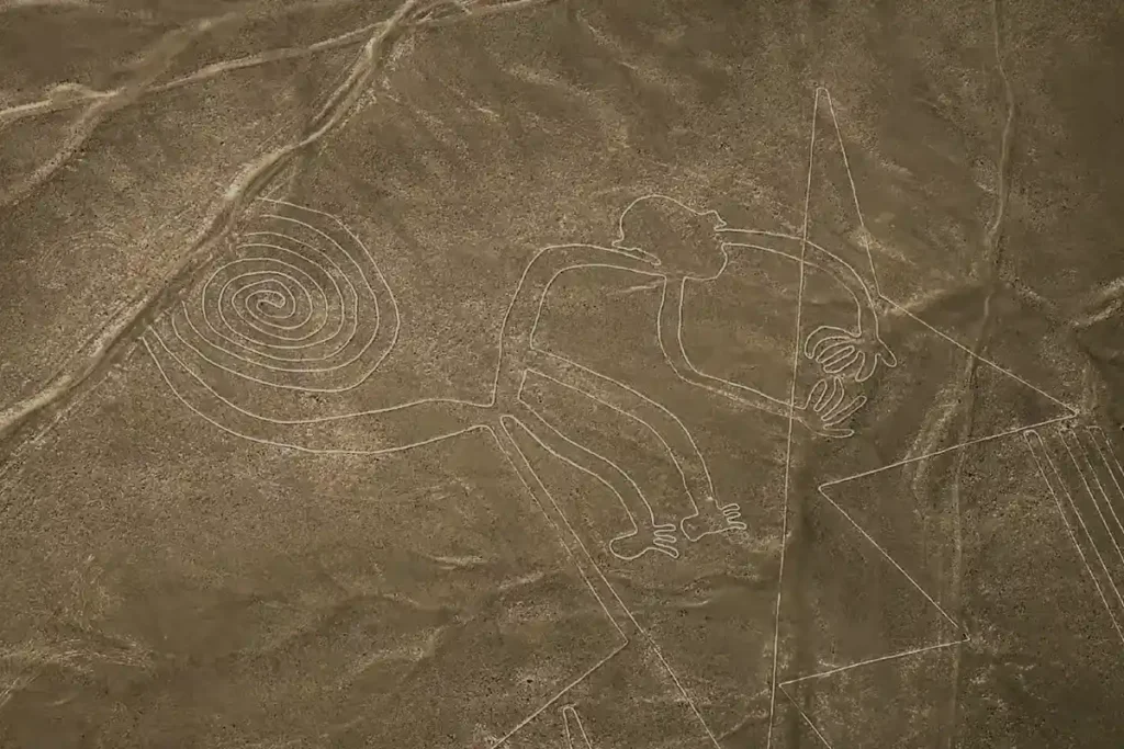 Vista aérea de las Líneas de Nazca, figura del mono, uno de los lugares turísticos del Perú más enigmáticos.