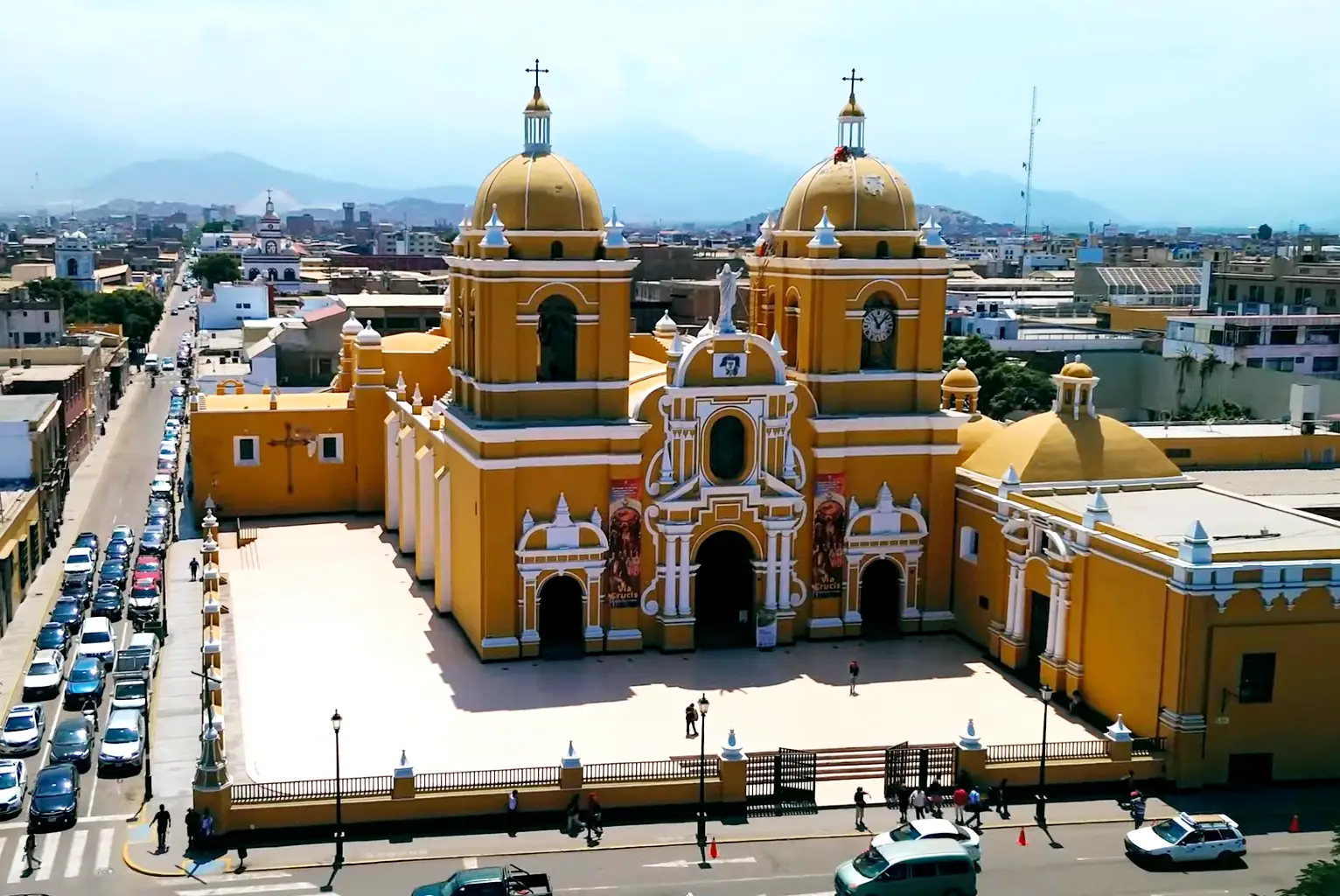 Vista panorámica de la Catedral de Trujillo, uno de los lugares turísticos de Trujillo más emblemáticos por su valor histórico y arquitectónico.