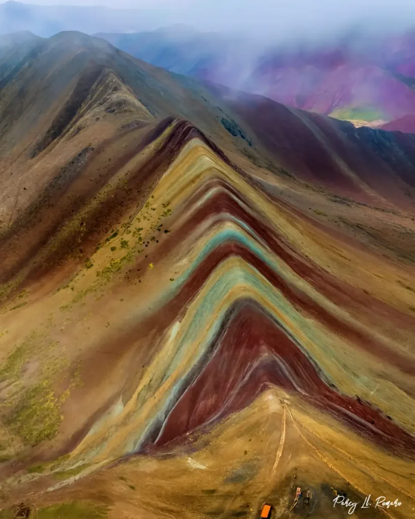 La montaña de 7 Colores Vinicunca en Cusco es uno de los sitios turísticos de la sierra peruana famoso por sus tonalidades naturales