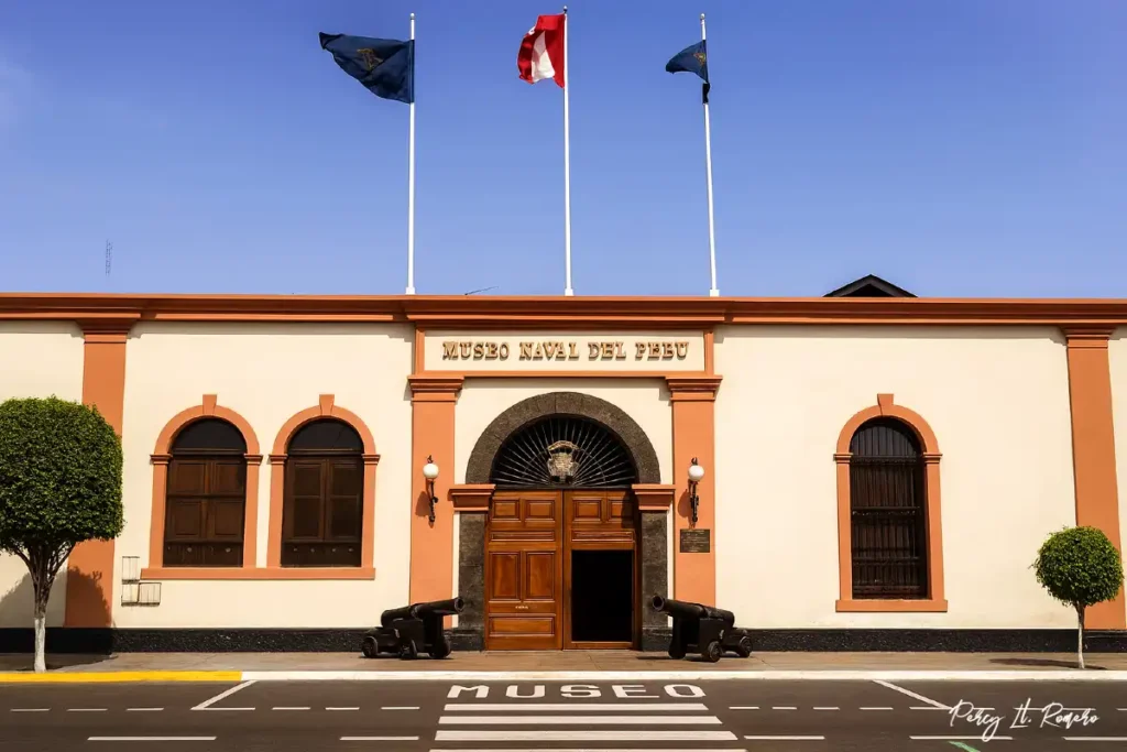 Museo Naval del Perú, uno de los lugares turísticos del Callao que preserva la historia marítima nacional.