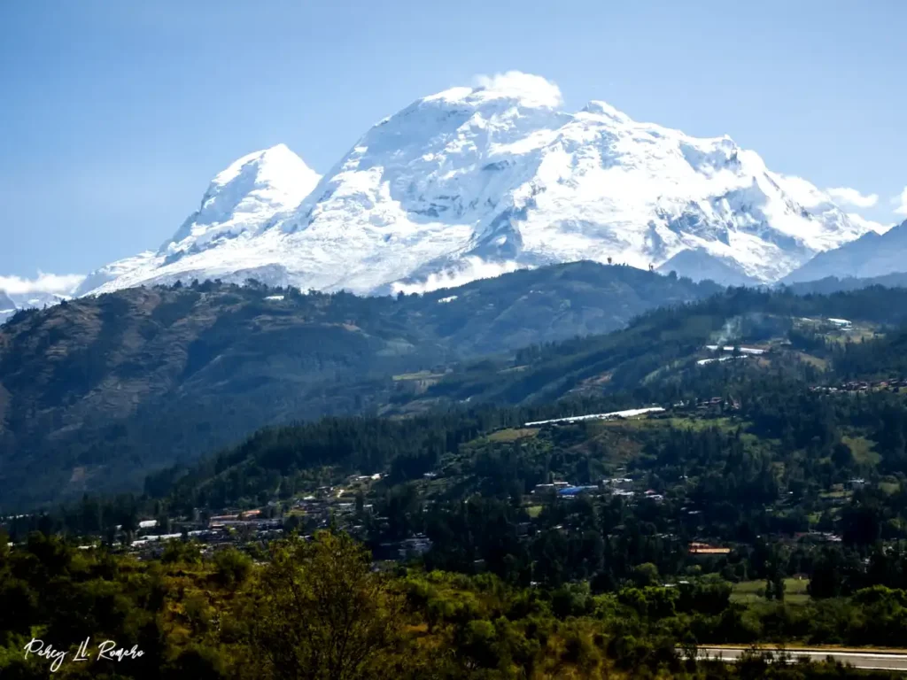El Parque Nacional Huascarán en Áncash es uno de los atractivos de la sierra peruana y la montaña más alta del Perú