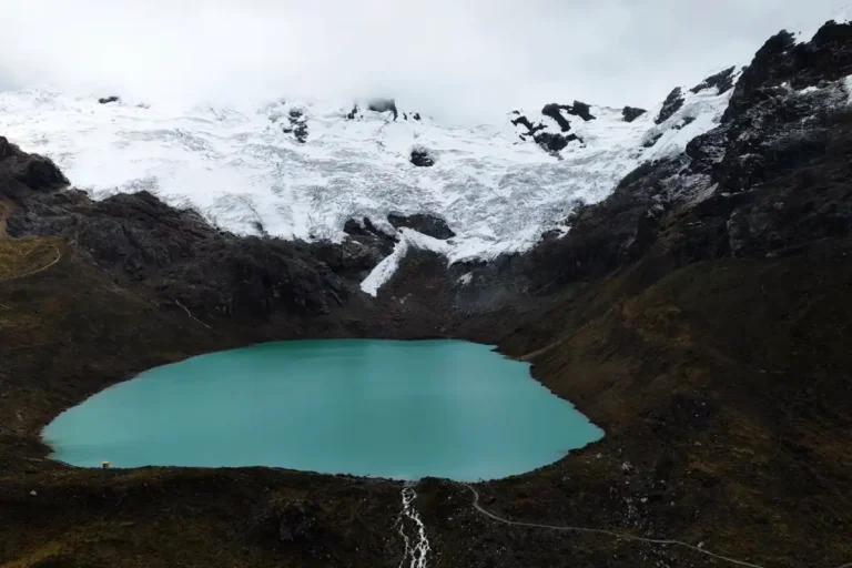 Vista del nevado huaytapallana y laguna en las faldas