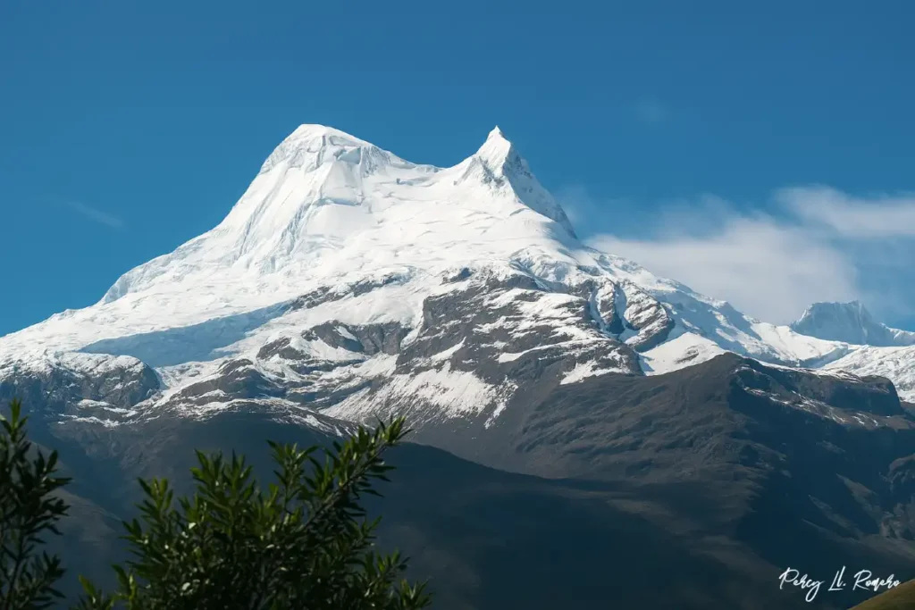 Nevado Vallunaraju en Huaraz con cumbre nevada y cielo despejado, lugares turísticos de Huaraz