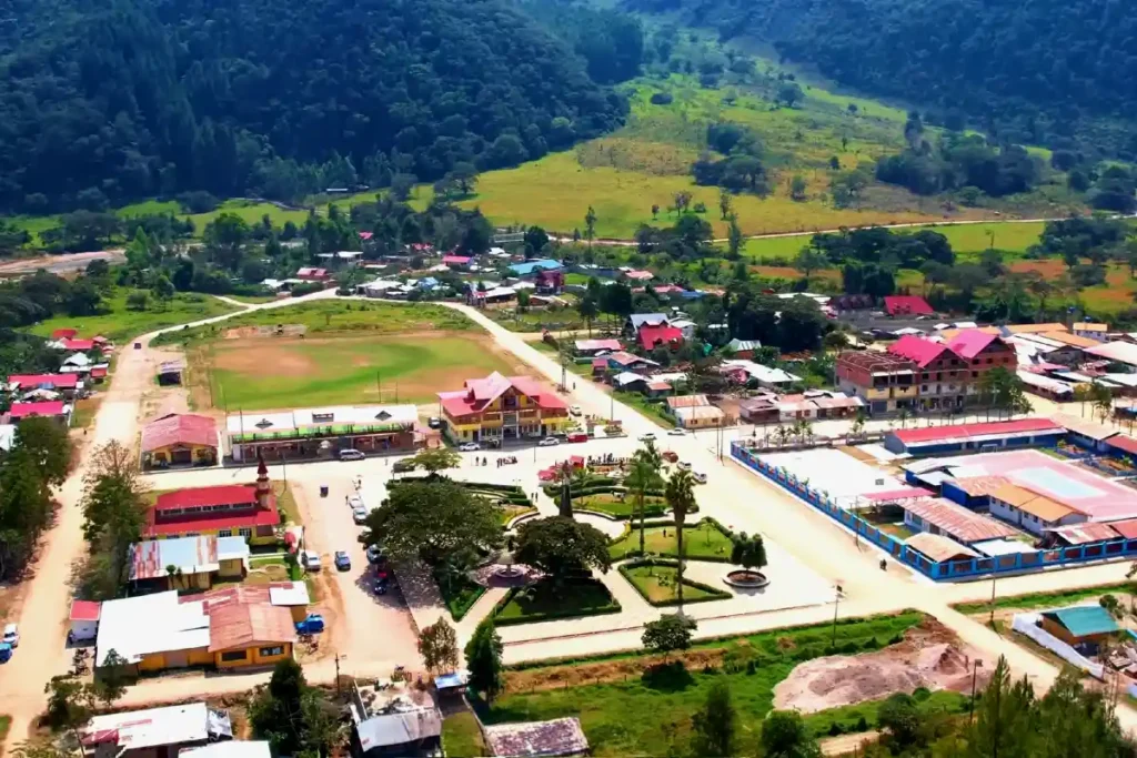 Vista panorámica de Oxapampa con su Plaza de Armas, casas de estilo tirolés y paisajes verdes de la selva alta en Pasco, Perú.
