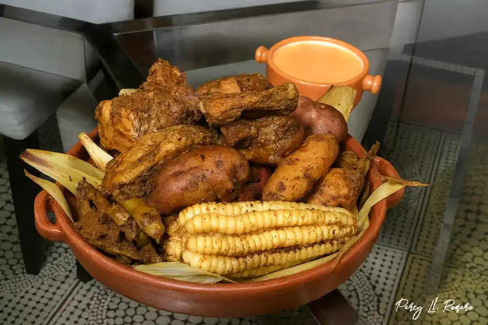 Plato contundente de pachamanca, comida típica de la zona andina del perú