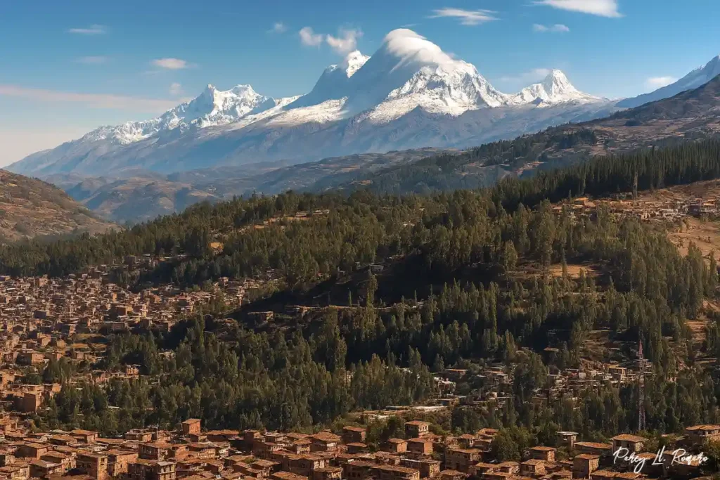 vista panorámica del Parque Nacional Huascarán con montañas nevadas y bosques andinos, uno de los lugares turísticos de Huaraz