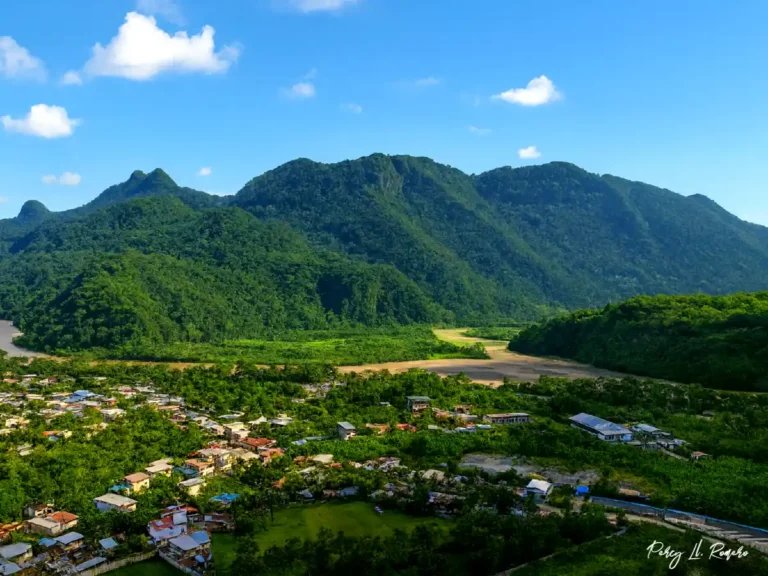 Vista de la hermosa cadena montañosa de la bella durmiente