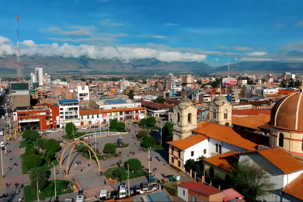 Plaza de la Constitución, uno de los lugares turísticos de Huancayo más emblemáticos del centro histórico.