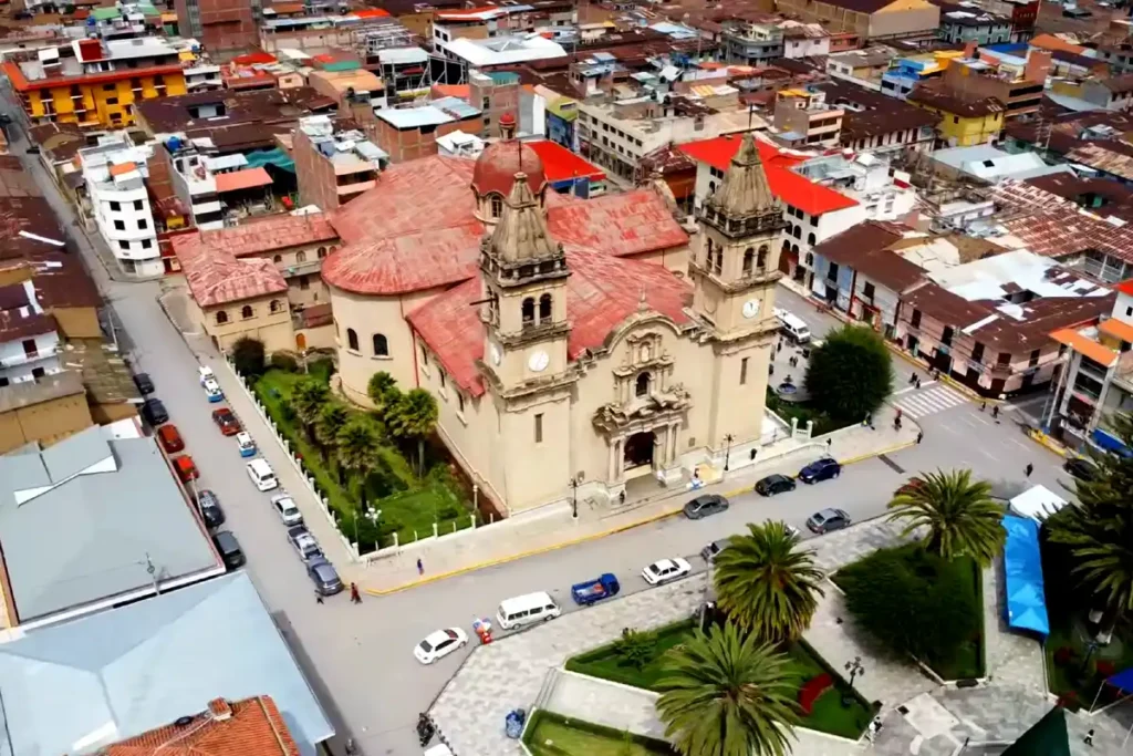 Vista aérea de la plaza de armas en tarma junto a la catedral