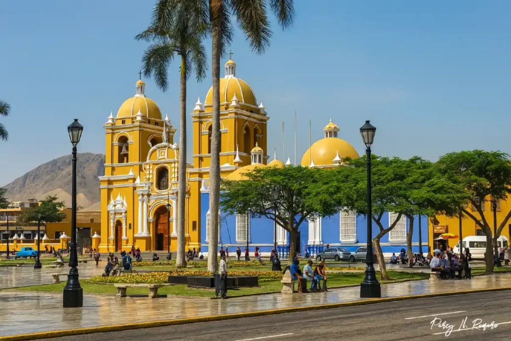 La Plaza de Armas y la Catedral de Trujillo en La Libertad son uno de los lugares turísticos de Trujillo, La Libertad más representativos por su arquitectura colonial