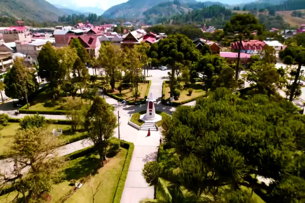 Vista panorámica de la Plaza de Oxapampa, rodeada de vegetación y arquitectura típica de la zona, uno de los lugares turísticos de Oxapampa.