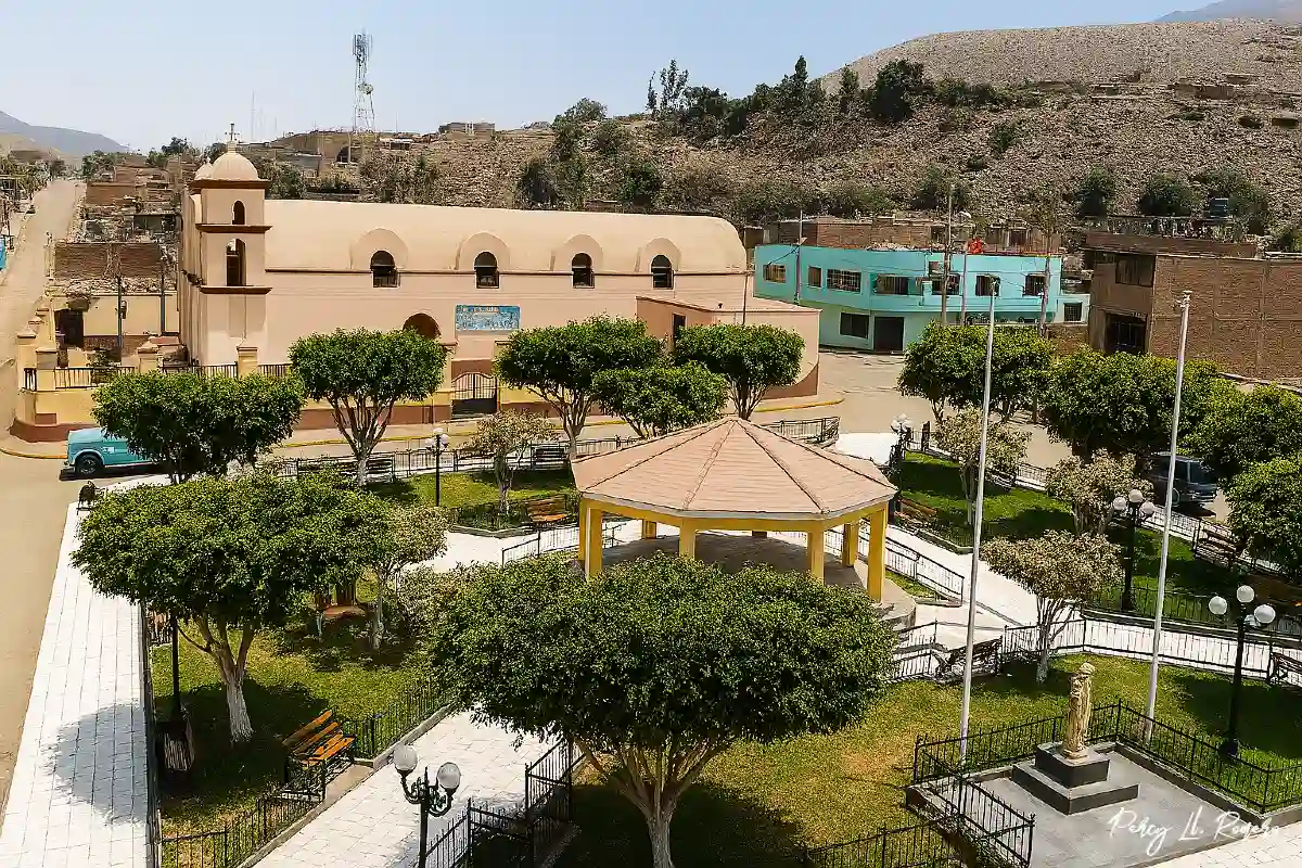 Plaza principal del pueblo de Calango en Cañete, rodeada de árboles, iglesia colonial y calles tranquilas, uno de los atractivos más representativos del turismo en Cañete.
