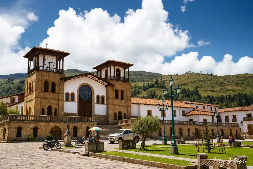 Casco antiguo del pueblo de Chacas con arquitectura andina