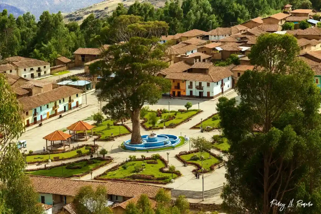 Vista del pueblo de Piscobamba desde un mirador