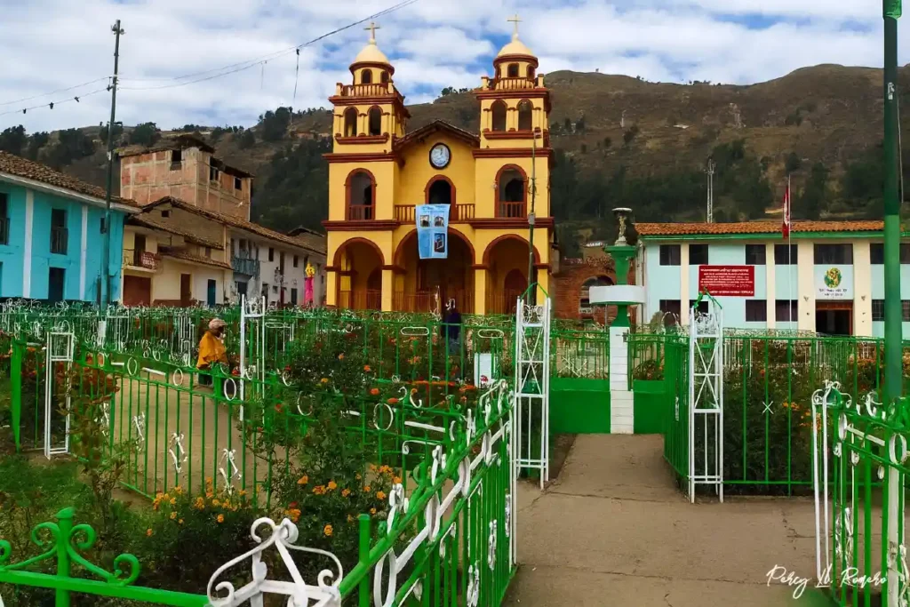 Plaza de Armas de Pomabamba con su iglesia colonial al fondo.