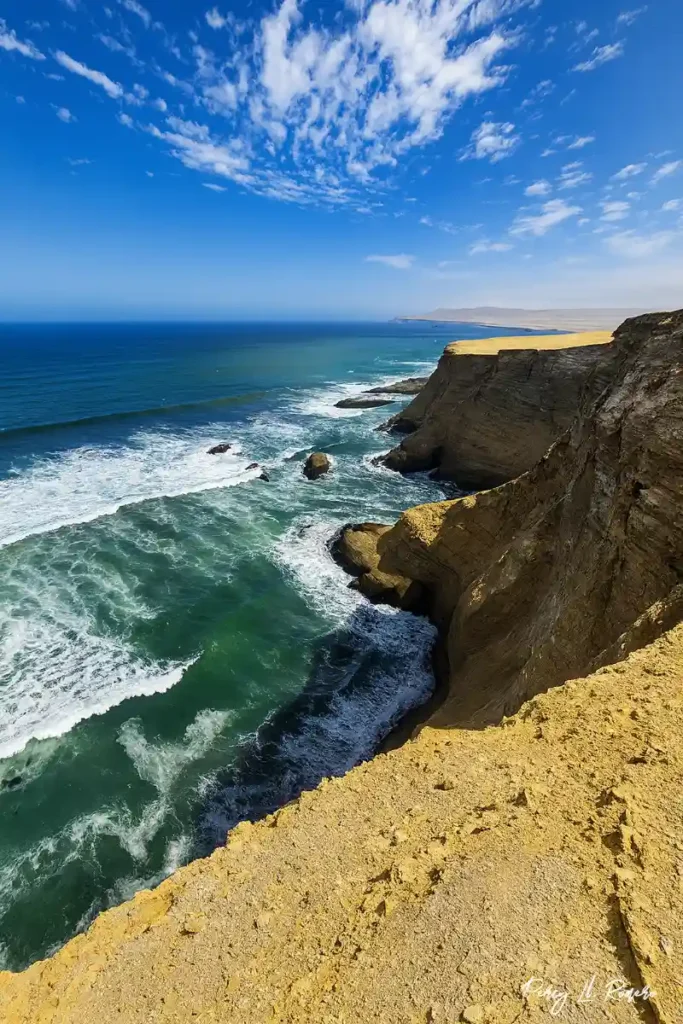 Acantilados y mar en la Reserva Nacional de Paracas, uno de los lugares turísticos más visitados de la costa peruana.